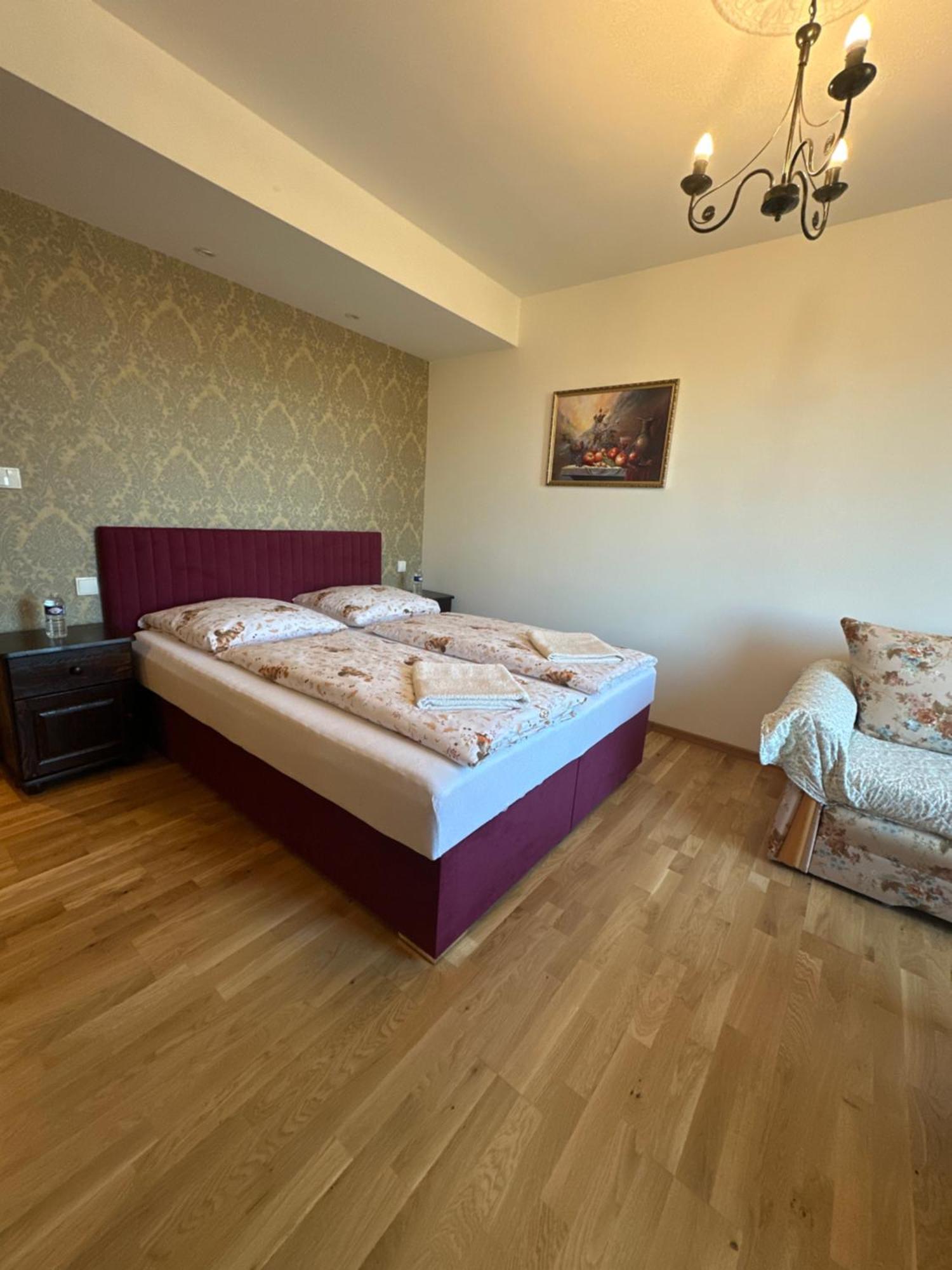 Bynovecky Zamecek Hotel Exterior photo